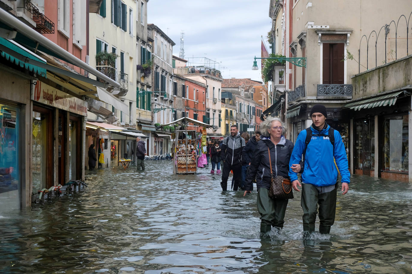 Venecia volvió a sufrir este viernes una gran inundación, después de que el jueves el agua diera algo de tregua, hasta el punto de que el ayuntamiento ha decidido cerrar la emblemática plaza de San Marcos a residentes y turistas. El alcalde de la ciudad de los canales, Luigi Brugnaro, anunció que había decidido cerrar San Marcos por motivos de seguridad, debido al nuevo pico de 154 centímetros que alcanzó a media mañana el «agua alta». Se trata del segundo récord alcanzado esta semana después de la gran inundación de martes, la mayor sufrida por la ciudad en más de medio siglo, con las aguas alcanzando los 187 centímetros.