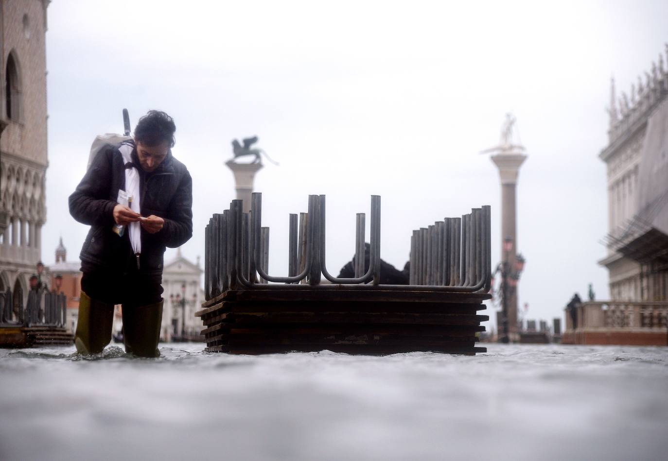 Venecia volvió a sufrir este viernes una gran inundación, después de que el jueves el agua diera algo de tregua, hasta el punto de que el ayuntamiento ha decidido cerrar la emblemática plaza de San Marcos a residentes y turistas. El alcalde de la ciudad de los canales, Luigi Brugnaro, anunció que había decidido cerrar San Marcos por motivos de seguridad, debido al nuevo pico de 154 centímetros que alcanzó a media mañana el «agua alta». Se trata del segundo récord alcanzado esta semana después de la gran inundación de martes, la mayor sufrida por la ciudad en más de medio siglo, con las aguas alcanzando los 187 centímetros.