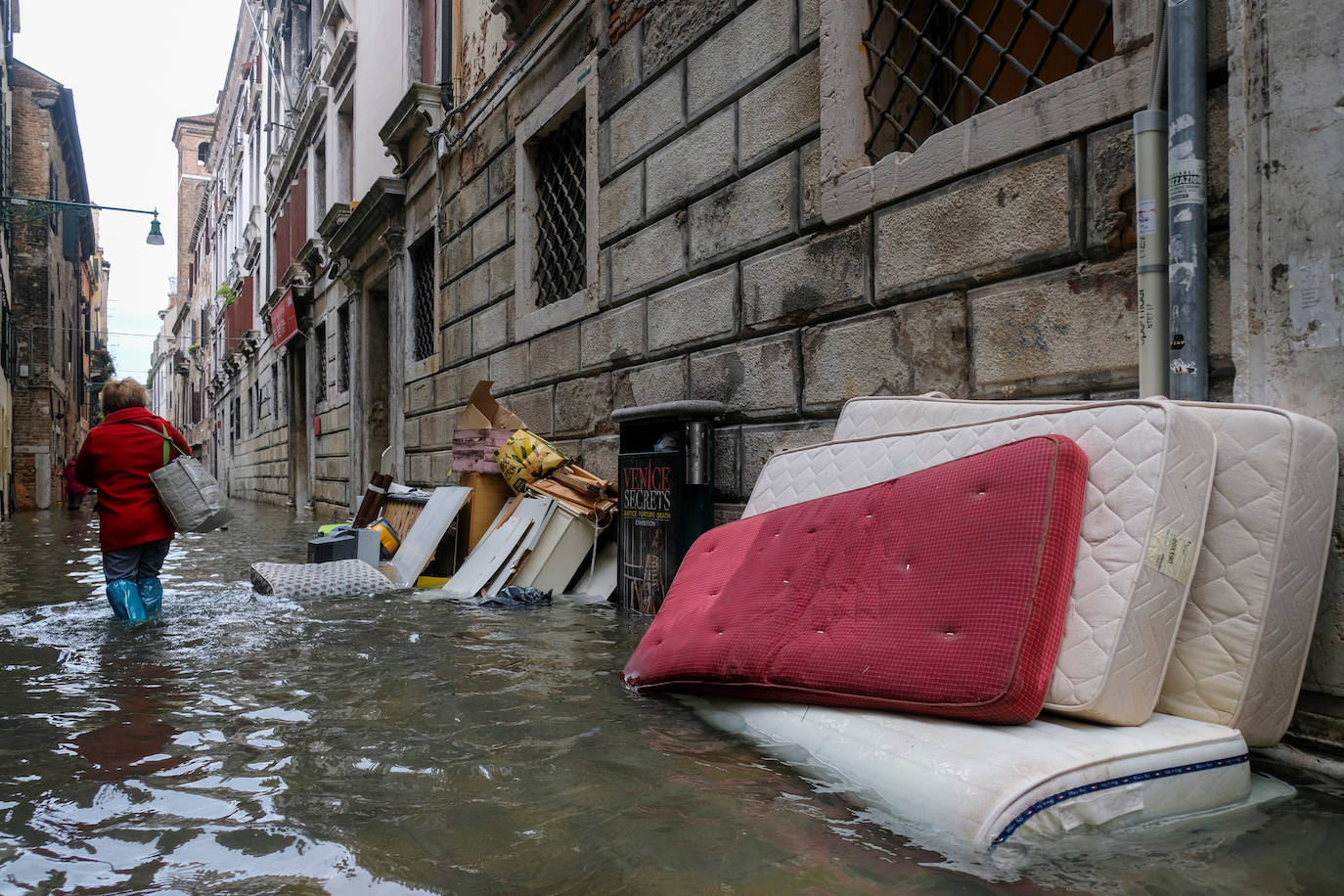 Venecia volvió a sufrir este viernes una gran inundación, después de que el jueves el agua diera algo de tregua, hasta el punto de que el ayuntamiento ha decidido cerrar la emblemática plaza de San Marcos a residentes y turistas. El alcalde de la ciudad de los canales, Luigi Brugnaro, anunció que había decidido cerrar San Marcos por motivos de seguridad, debido al nuevo pico de 154 centímetros que alcanzó a media mañana el «agua alta». Se trata del segundo récord alcanzado esta semana después de la gran inundación de martes, la mayor sufrida por la ciudad en más de medio siglo, con las aguas alcanzando los 187 centímetros.