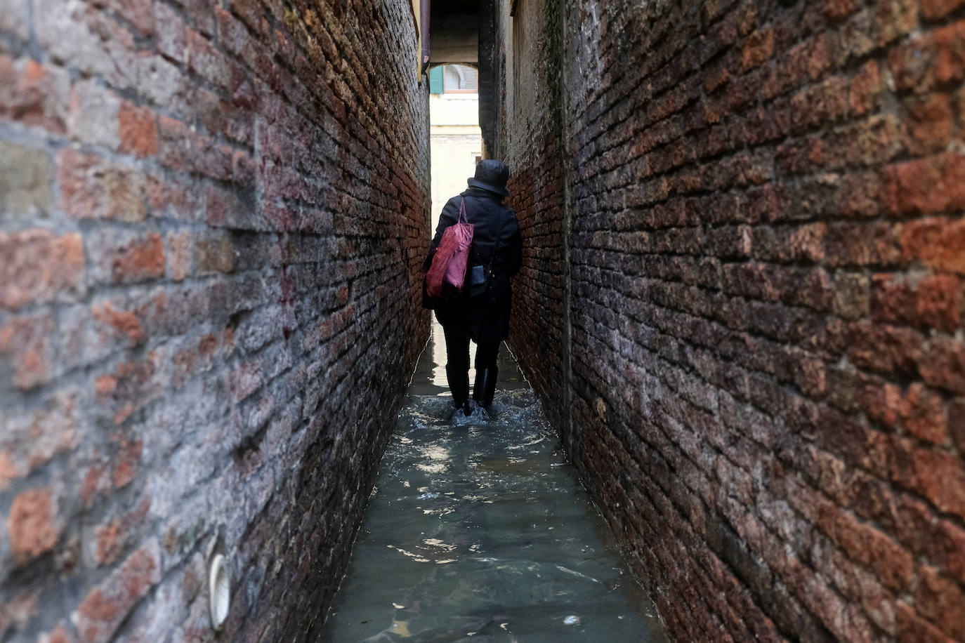 Venecia volvió a sufrir este viernes una gran inundación, después de que el jueves el agua diera algo de tregua, hasta el punto de que el ayuntamiento ha decidido cerrar la emblemática plaza de San Marcos a residentes y turistas. El alcalde de la ciudad de los canales, Luigi Brugnaro, anunció que había decidido cerrar San Marcos por motivos de seguridad, debido al nuevo pico de 154 centímetros que alcanzó a media mañana el «agua alta». Se trata del segundo récord alcanzado esta semana después de la gran inundación de martes, la mayor sufrida por la ciudad en más de medio siglo, con las aguas alcanzando los 187 centímetros.