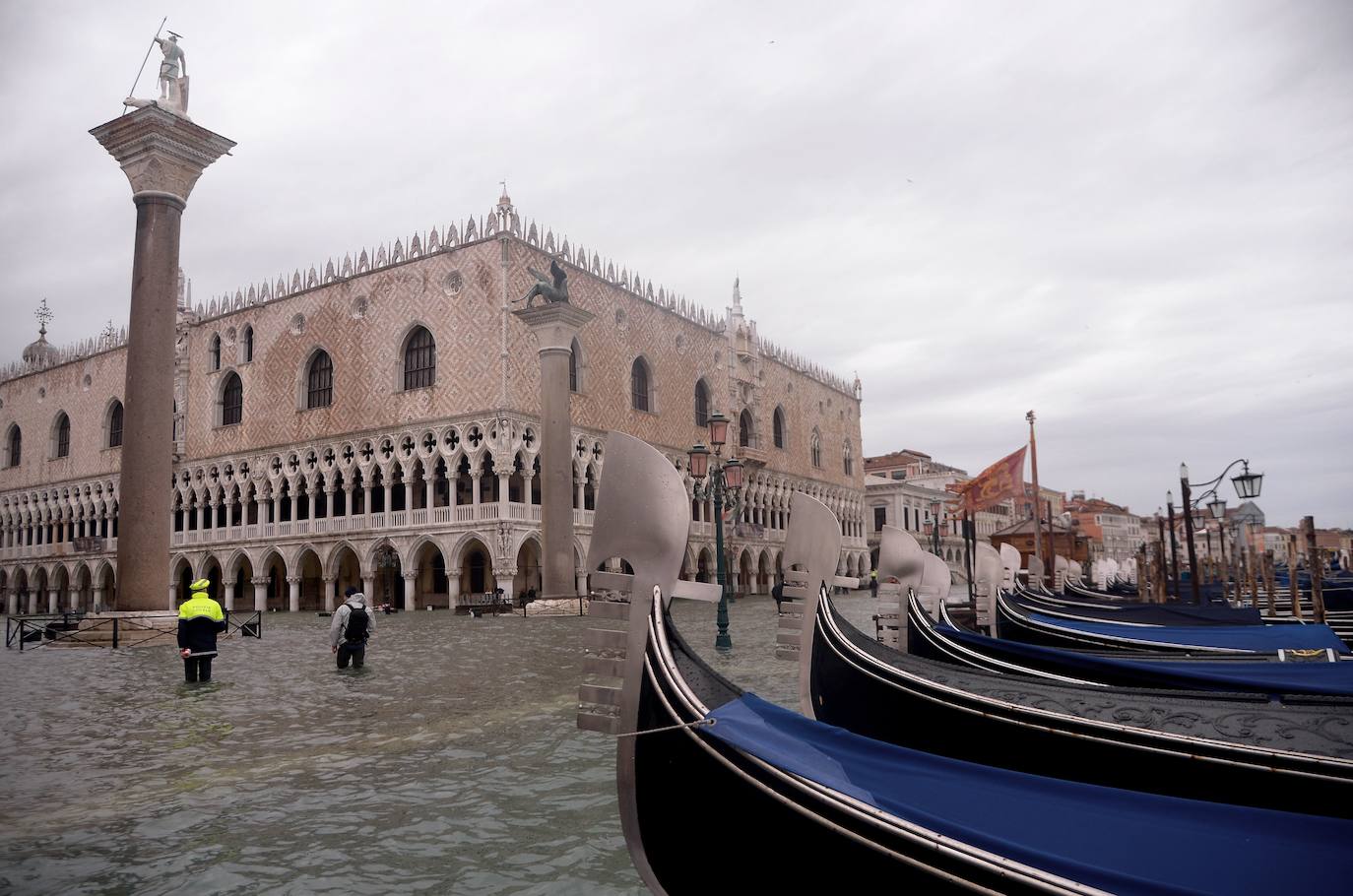 Venecia volvió a sufrir este viernes una gran inundación, después de que el jueves el agua diera algo de tregua, hasta el punto de que el ayuntamiento ha decidido cerrar la emblemática plaza de San Marcos a residentes y turistas. El alcalde de la ciudad de los canales, Luigi Brugnaro, anunció que había decidido cerrar San Marcos por motivos de seguridad, debido al nuevo pico de 154 centímetros que alcanzó a media mañana el «agua alta». Se trata del segundo récord alcanzado esta semana después de la gran inundación de martes, la mayor sufrida por la ciudad en más de medio siglo, con las aguas alcanzando los 187 centímetros.