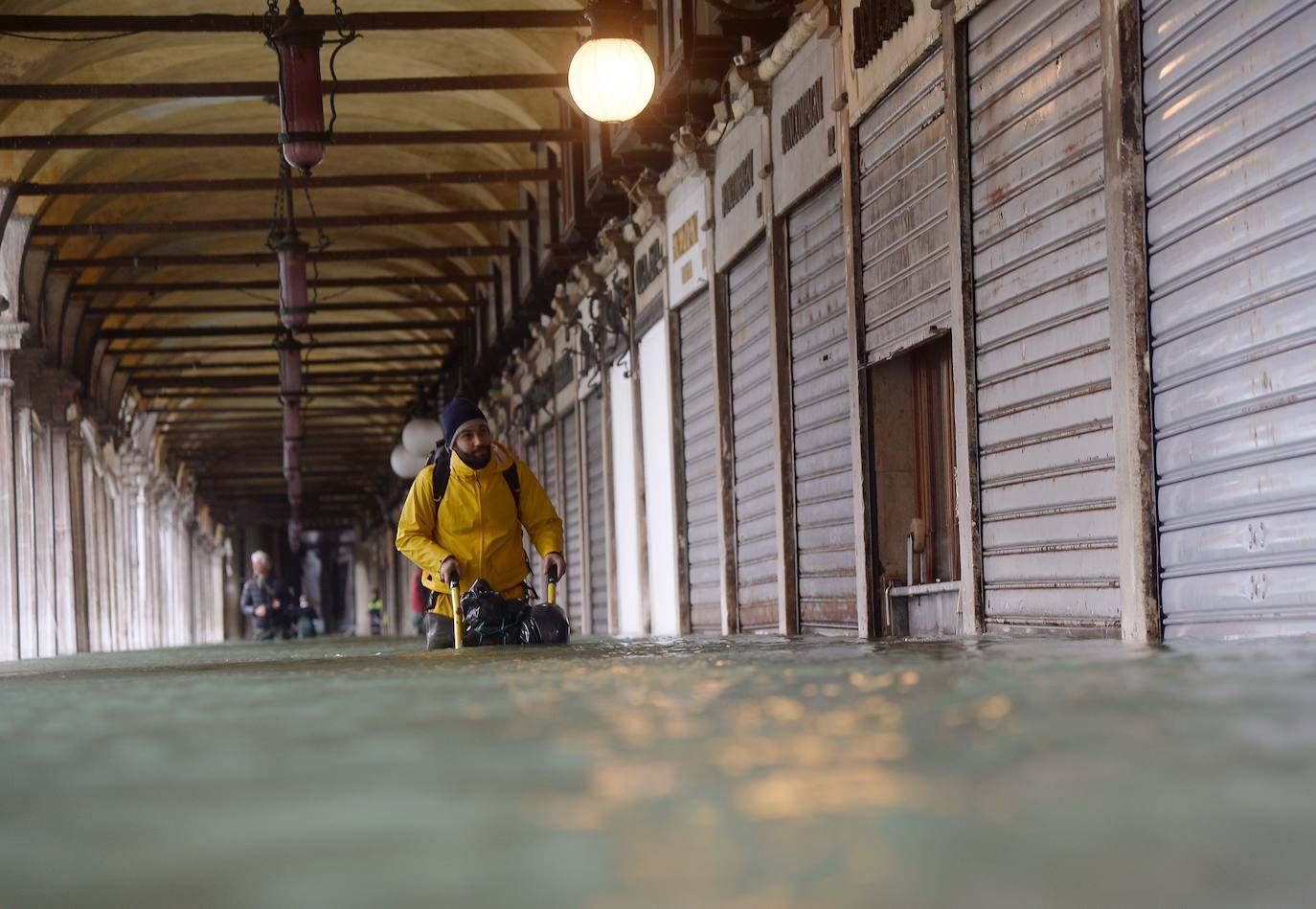 Venecia volvió a sufrir este viernes una gran inundación, después de que el jueves el agua diera algo de tregua, hasta el punto de que el ayuntamiento ha decidido cerrar la emblemática plaza de San Marcos a residentes y turistas. El alcalde de la ciudad de los canales, Luigi Brugnaro, anunció que había decidido cerrar San Marcos por motivos de seguridad, debido al nuevo pico de 154 centímetros que alcanzó a media mañana el «agua alta». Se trata del segundo récord alcanzado esta semana después de la gran inundación de martes, la mayor sufrida por la ciudad en más de medio siglo, con las aguas alcanzando los 187 centímetros.