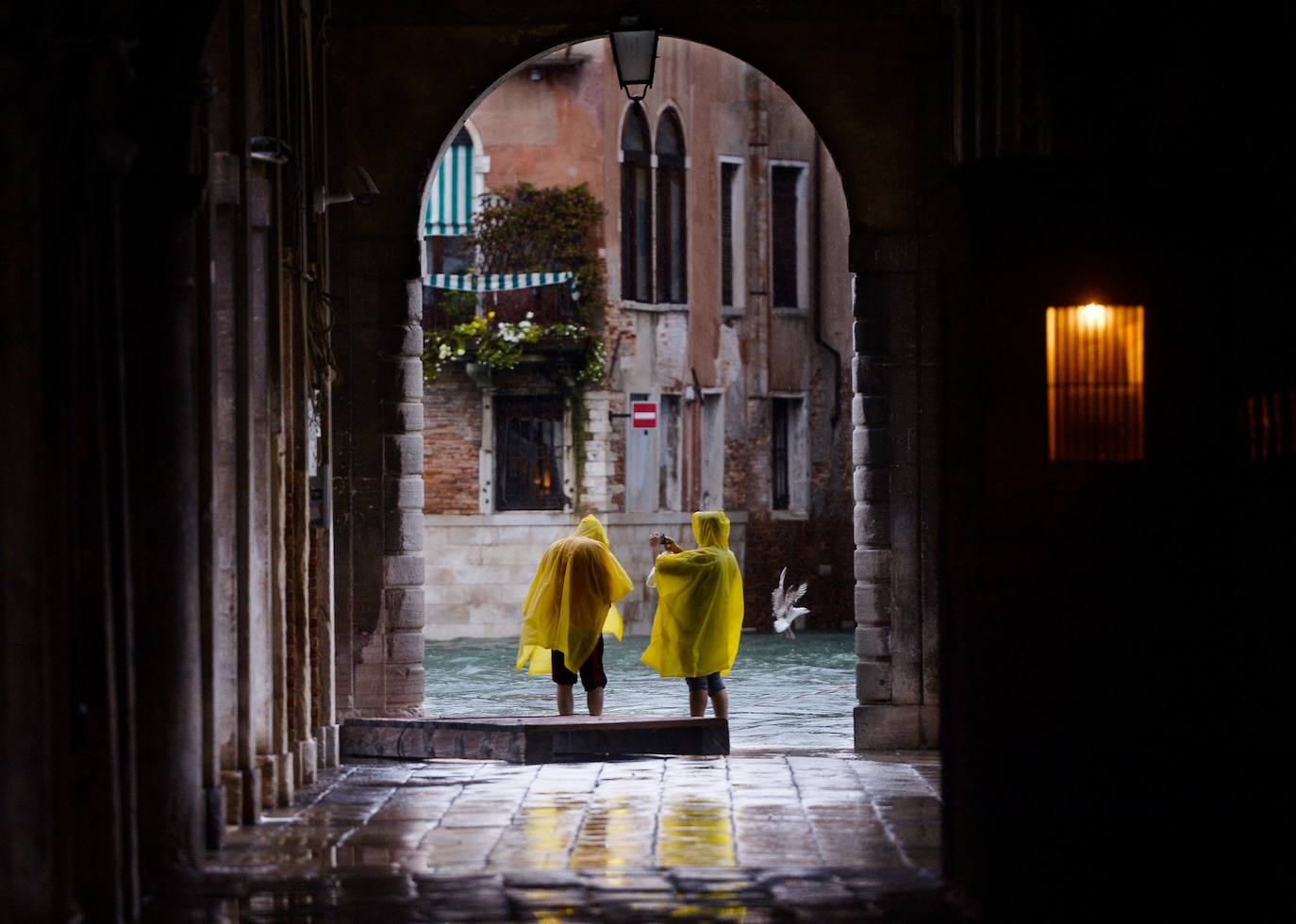 Venecia volvió a sufrir este viernes una gran inundación, después de que el jueves el agua diera algo de tregua, hasta el punto de que el ayuntamiento ha decidido cerrar la emblemática plaza de San Marcos a residentes y turistas. El alcalde de la ciudad de los canales, Luigi Brugnaro, anunció que había decidido cerrar San Marcos por motivos de seguridad, debido al nuevo pico de 154 centímetros que alcanzó a media mañana el «agua alta». Se trata del segundo récord alcanzado esta semana después de la gran inundación de martes, la mayor sufrida por la ciudad en más de medio siglo, con las aguas alcanzando los 187 centímetros.