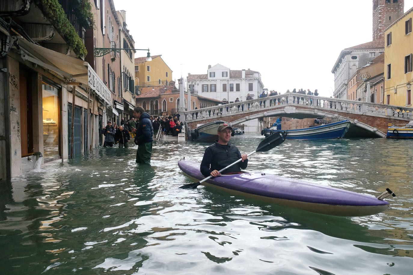 Venecia volvió a sufrir este viernes una gran inundación, después de que el jueves el agua diera algo de tregua, hasta el punto de que el ayuntamiento ha decidido cerrar la emblemática plaza de San Marcos a residentes y turistas. El alcalde de la ciudad de los canales, Luigi Brugnaro, anunció que había decidido cerrar San Marcos por motivos de seguridad, debido al nuevo pico de 154 centímetros que alcanzó a media mañana el «agua alta». Se trata del segundo récord alcanzado esta semana después de la gran inundación de martes, la mayor sufrida por la ciudad en más de medio siglo, con las aguas alcanzando los 187 centímetros.