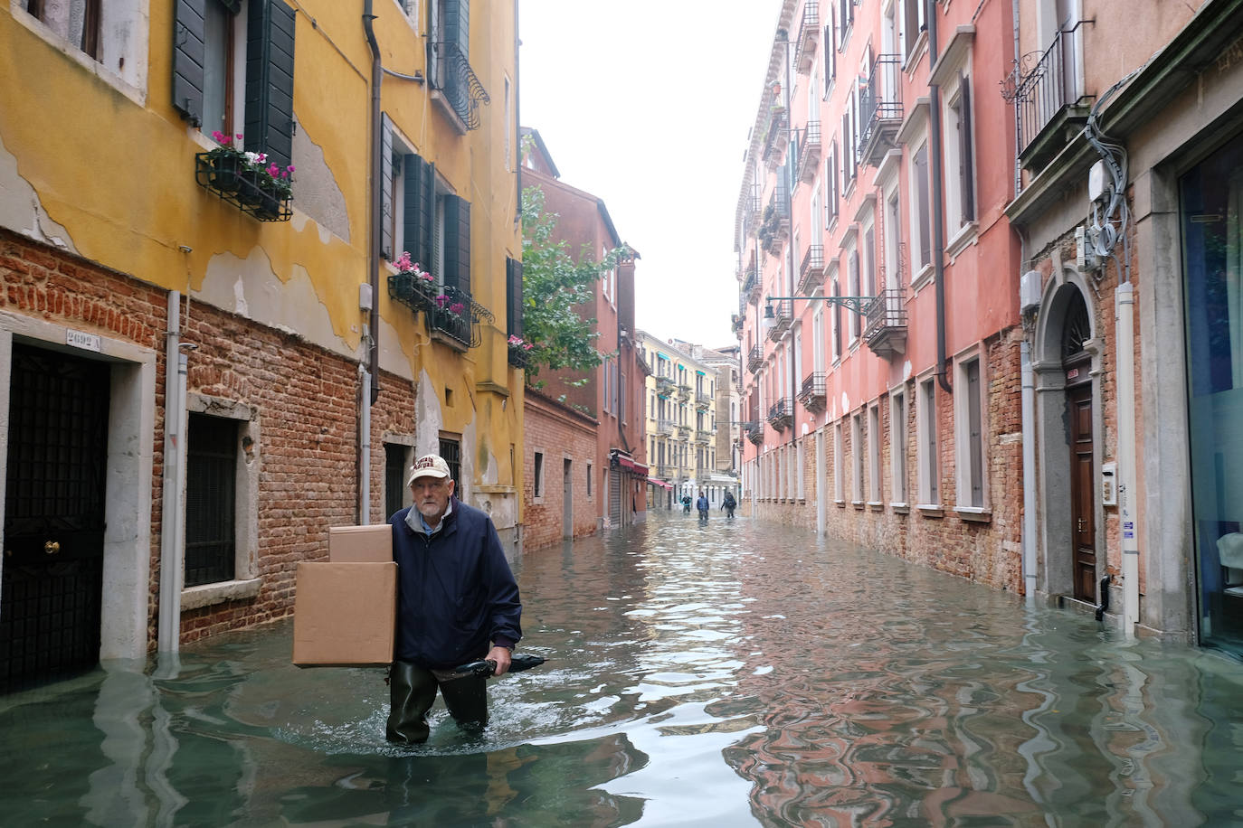 Venecia volvió a sufrir este viernes una gran inundación, después de que el jueves el agua diera algo de tregua, hasta el punto de que el ayuntamiento ha decidido cerrar la emblemática plaza de San Marcos a residentes y turistas. El alcalde de la ciudad de los canales, Luigi Brugnaro, anunció que había decidido cerrar San Marcos por motivos de seguridad, debido al nuevo pico de 154 centímetros que alcanzó a media mañana el «agua alta». Se trata del segundo récord alcanzado esta semana después de la gran inundación de martes, la mayor sufrida por la ciudad en más de medio siglo, con las aguas alcanzando los 187 centímetros.