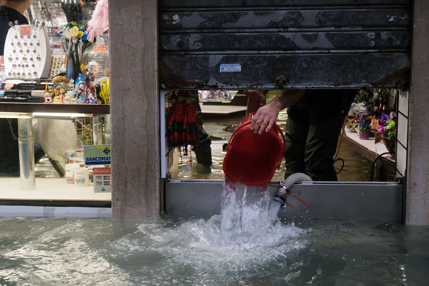 Venecia volvió a sufrir este viernes una gran inundación, después de que el jueves el agua diera algo de tregua, hasta el punto de que el ayuntamiento ha decidido cerrar la emblemática plaza de San Marcos a residentes y turistas. El alcalde de la ciudad de los canales, Luigi Brugnaro, anunció que había decidido cerrar San Marcos por motivos de seguridad, debido al nuevo pico de 154 centímetros que alcanzó a media mañana el «agua alta». Se trata del segundo récord alcanzado esta semana después de la gran inundación de martes, la mayor sufrida por la ciudad en más de medio siglo, con las aguas alcanzando los 187 centímetros.