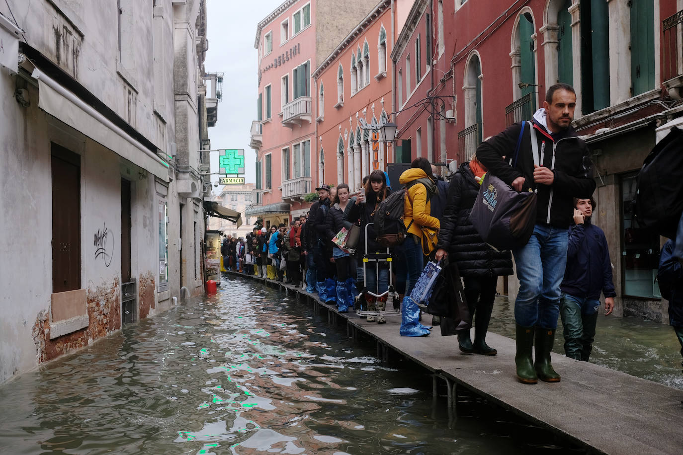 Venecia volvió a sufrir este viernes una gran inundación, después de que el jueves el agua diera algo de tregua, hasta el punto de que el ayuntamiento ha decidido cerrar la emblemática plaza de San Marcos a residentes y turistas. El alcalde de la ciudad de los canales, Luigi Brugnaro, anunció que había decidido cerrar San Marcos por motivos de seguridad, debido al nuevo pico de 154 centímetros que alcanzó a media mañana el «agua alta». Se trata del segundo récord alcanzado esta semana después de la gran inundación de martes, la mayor sufrida por la ciudad en más de medio siglo, con las aguas alcanzando los 187 centímetros.