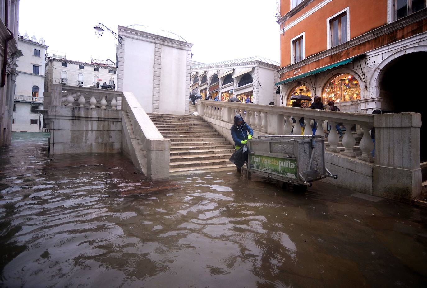 Venecia volvió a sufrir este viernes una gran inundación, después de que el jueves el agua diera algo de tregua, hasta el punto de que el ayuntamiento ha decidido cerrar la emblemática plaza de San Marcos a residentes y turistas. El alcalde de la ciudad de los canales, Luigi Brugnaro, anunció que había decidido cerrar San Marcos por motivos de seguridad, debido al nuevo pico de 154 centímetros que alcanzó a media mañana el «agua alta». Se trata del segundo récord alcanzado esta semana después de la gran inundación de martes, la mayor sufrida por la ciudad en más de medio siglo, con las aguas alcanzando los 187 centímetros.