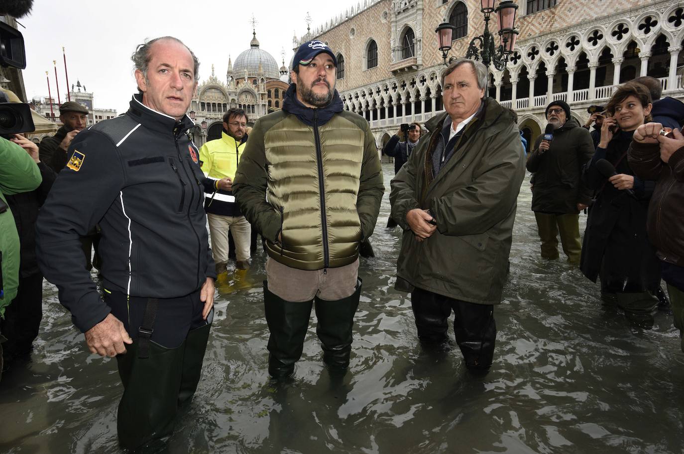 Venecia volvió a sufrir este viernes una gran inundación, después de que el jueves el agua diera algo de tregua, hasta el punto de que el ayuntamiento ha decidido cerrar la emblemática plaza de San Marcos a residentes y turistas. El alcalde de la ciudad de los canales, Luigi Brugnaro, anunció que había decidido cerrar San Marcos por motivos de seguridad, debido al nuevo pico de 154 centímetros que alcanzó a media mañana el «agua alta». Se trata del segundo récord alcanzado esta semana después de la gran inundación de martes, la mayor sufrida por la ciudad en más de medio siglo, con las aguas alcanzando los 187 centímetros.