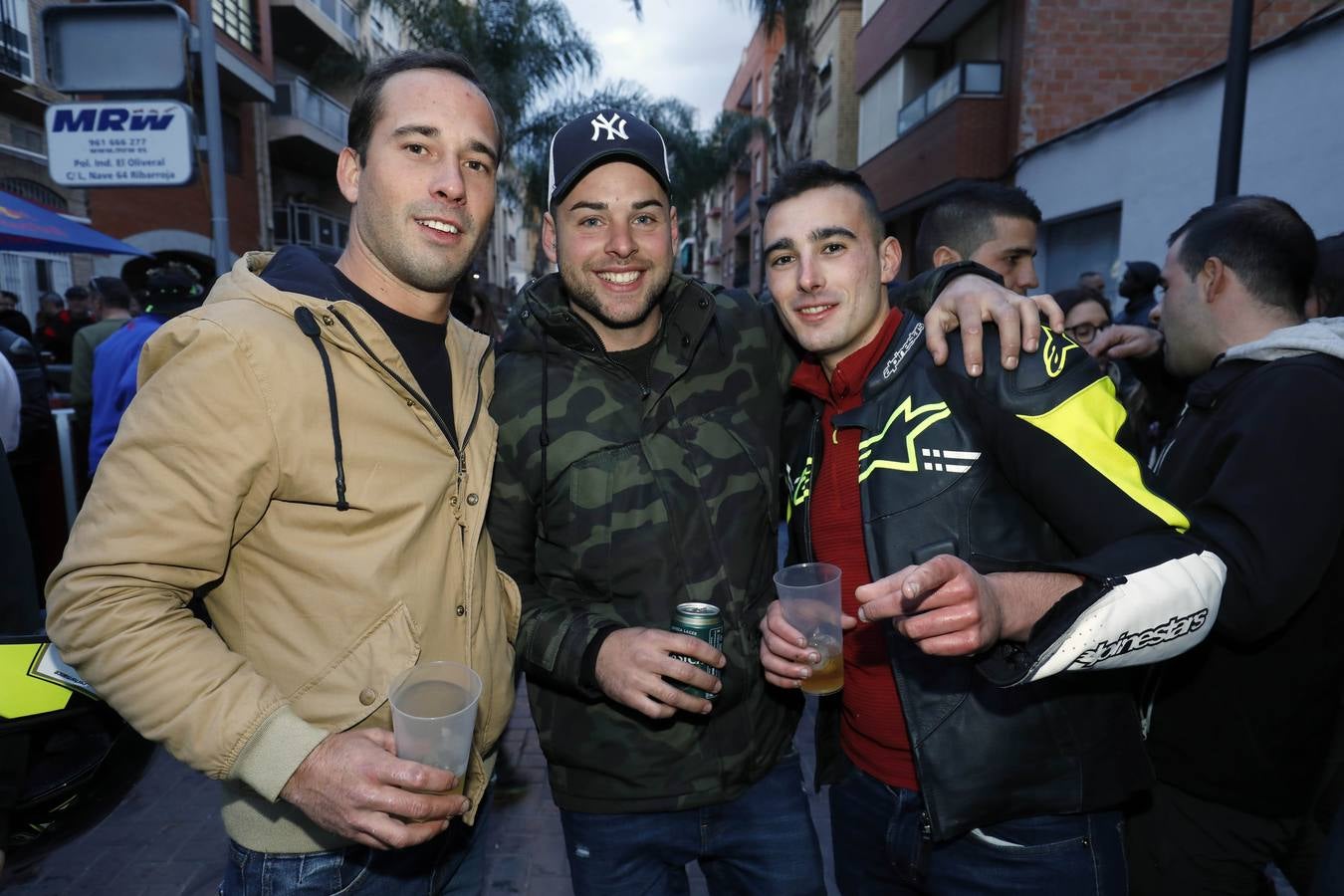 El pueblo se llena de puestos de comida y entretenimiento para moteros y vecinos durante el Gran Premio de la Comunitat.