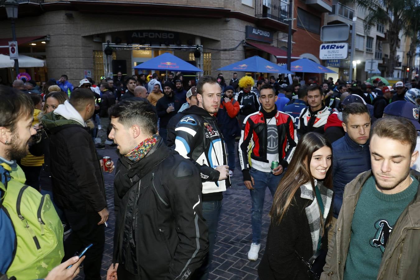 El pueblo se llena de puestos de comida y entretenimiento para moteros y vecinos durante el Gran Premio de la Comunitat.