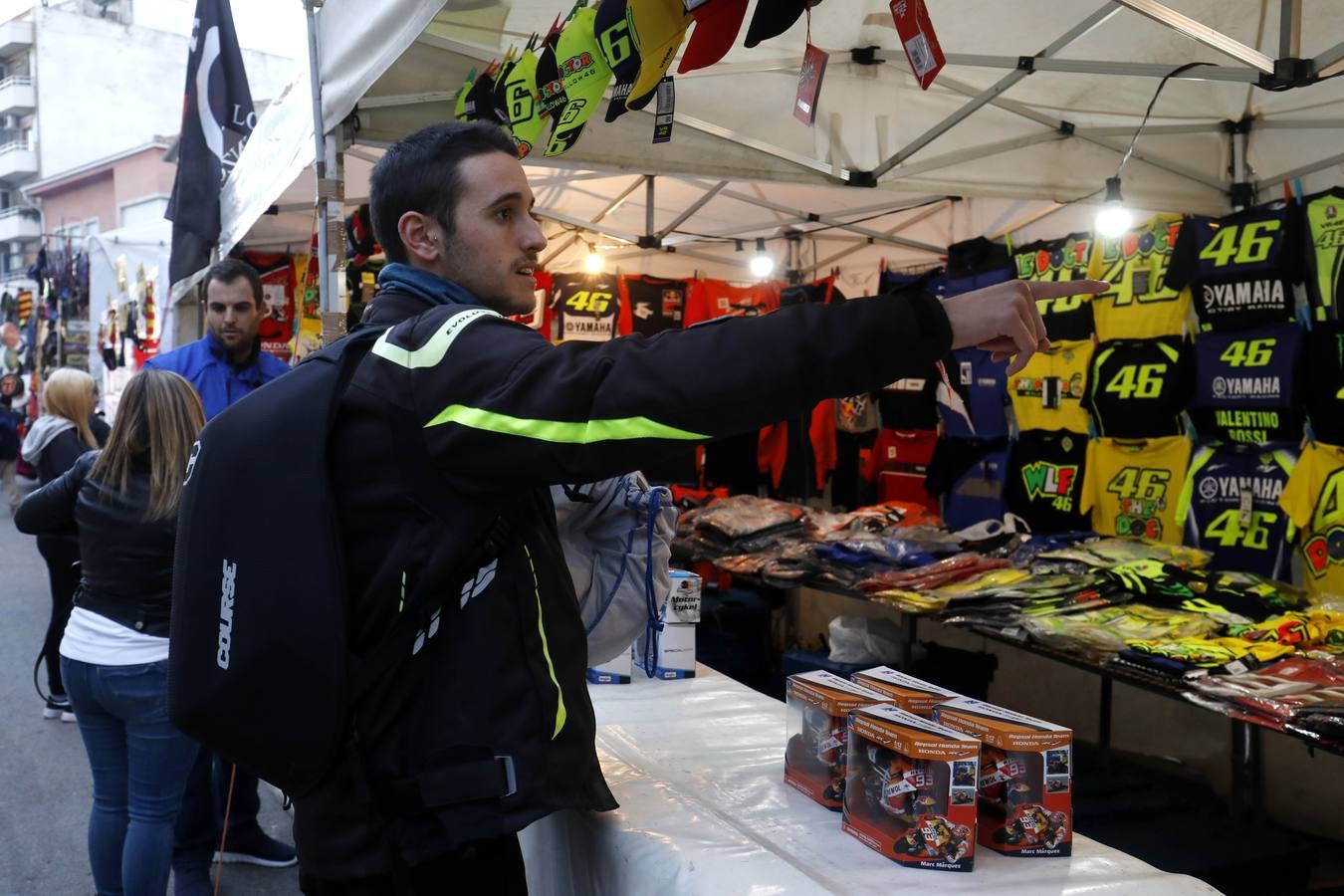 El pueblo se llena de puestos de comida y entretenimiento para moteros y vecinos durante el Gran Premio de la Comunitat.