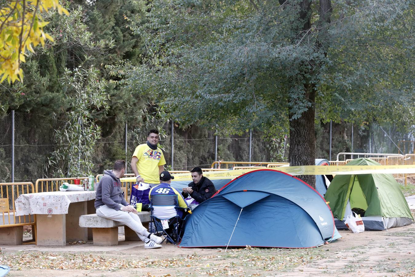 El pueblo se llena de puestos de comida y entretenimiento para moteros y vecinos durante el Gran Premio de la Comunitat.