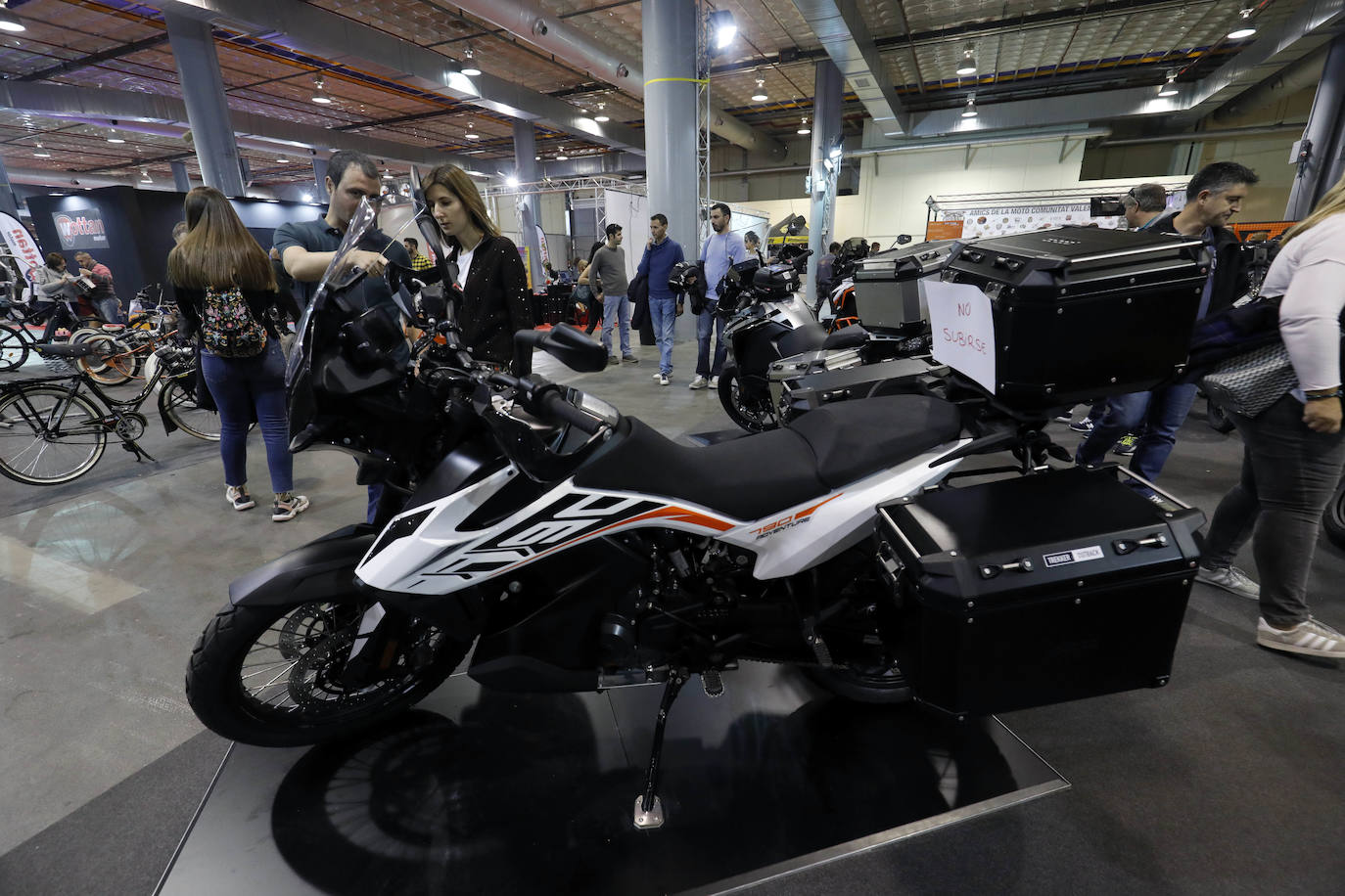 Las ferias Dos Ruedas y VLC Bike's acogen este fin de semana, coincidiendo con la celebración de la última prueba del Mundial de motociclismo de Cheste, a más de 15.000 aficionados y expone mas de 2.000 motos y bicis de 133 marcas 22.000 metros cuadrados en los que también habrá exhibiciones, concursos y presentaciones exclusivas de nuevos modelos.