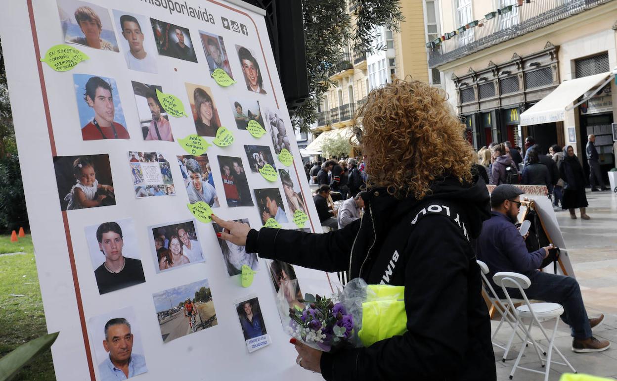 Una mujer participa en el acto de Stop Accidentes en recuerdo a las víctimas de siniestros viales. 