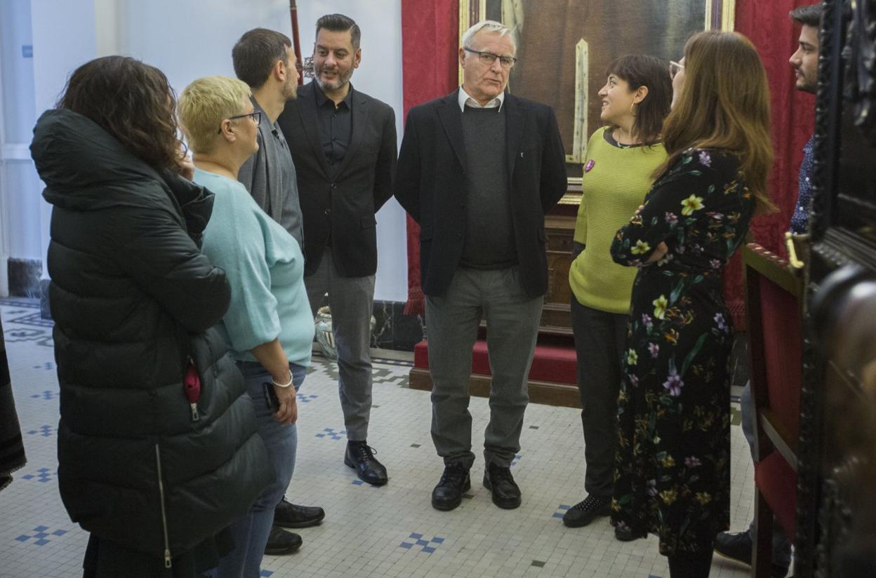 El alcalde de Valencia, junto a su grupo municipal, antes del pleno de esta semana. 