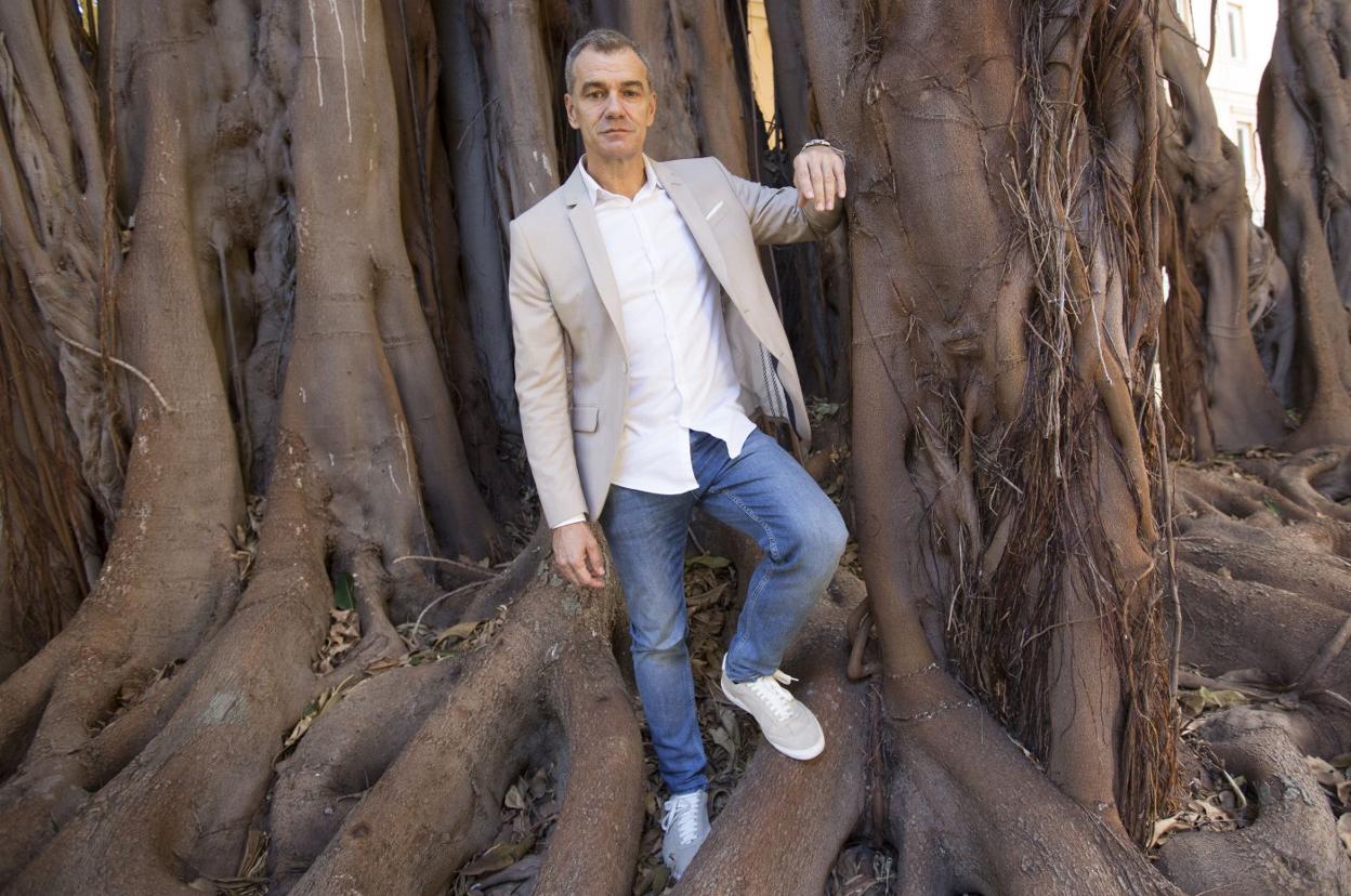 Toni Cantó, en el ficus del patio interior de Les Corts 