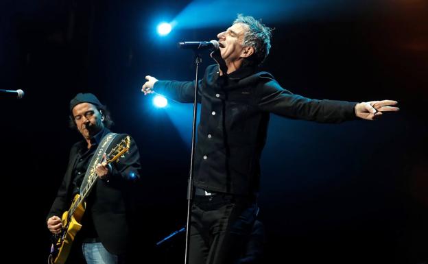 Álvaro Urquijo y Mikel Erentxu, durante el concierto en recuerdo de Enrique Urquijo.