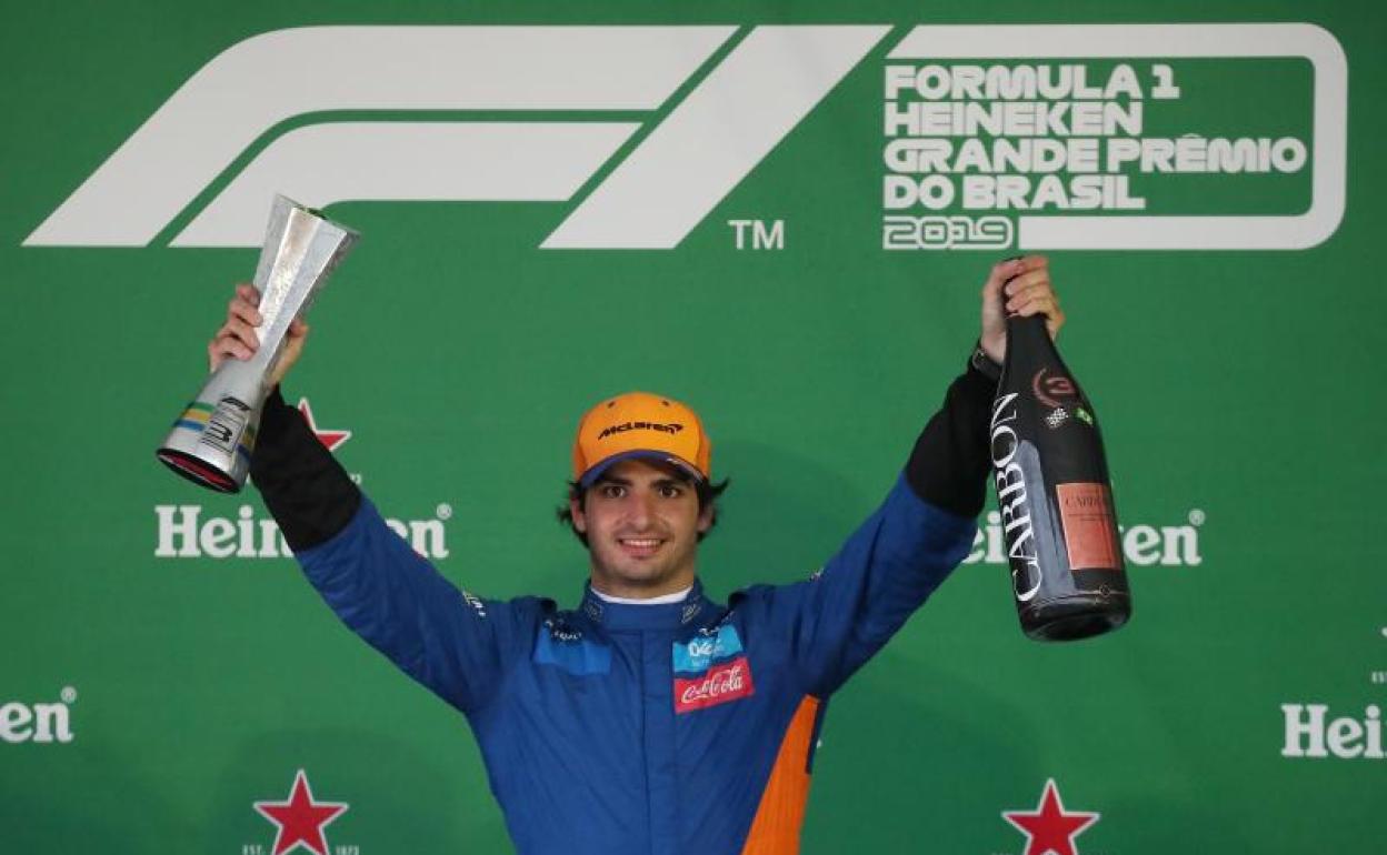 Carlos Sainz celebra su tercer puesto en Interlagos. 