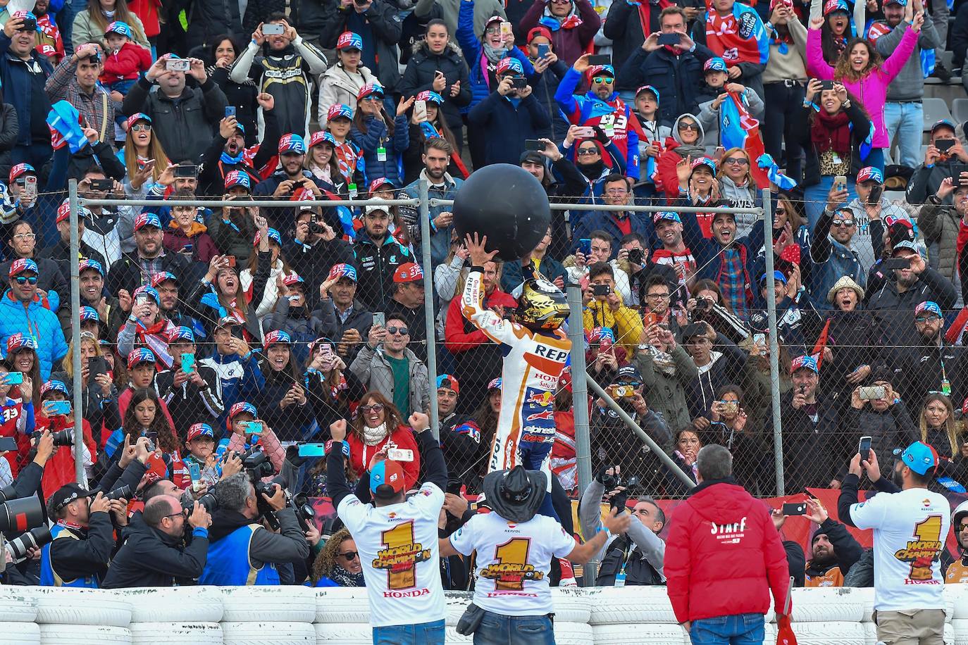 Márquez celebra con sus seguidores después de ganar la carrera.