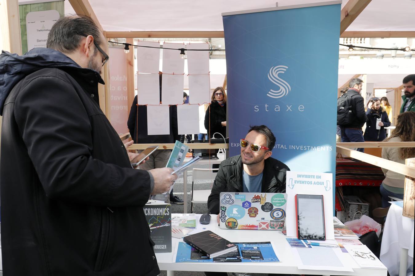 El Área del Desarrollo Innovador del Consistorio, a través de València Activa y VIT Emprende, ha celebrado este domingo la segunda edición del VLC Startup Market, un evento que ha reunido a 50 'startups' valencianas mostrando sus productos y servicios, acercando así a la ciudadanía la innovación y la tecnología desarrolladas en Valencia.