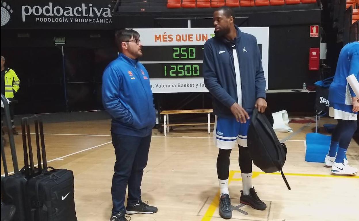 Will Thomas conversa con Guillermo Calvo, jefe de prensa del Valencia Basket, ayer en la Fonteta 