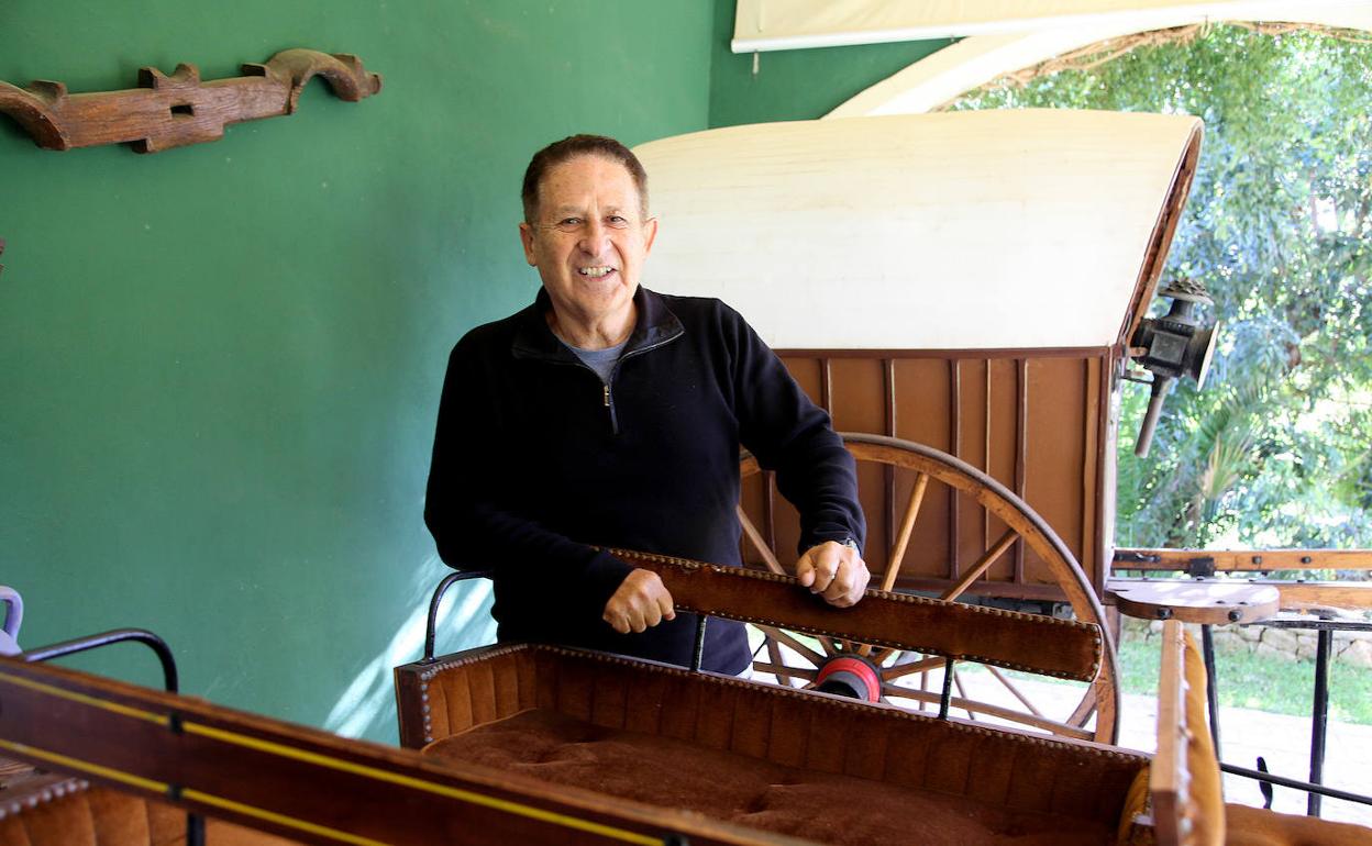 En el jardín de su casa Nicolás Merle conserva calesas y carros que se usaban antiguamente en la familia.