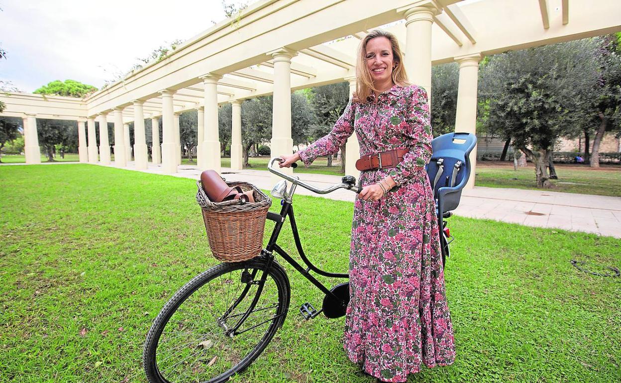 Nadine, en el río con su bici, que usa para moverse por Valencia.