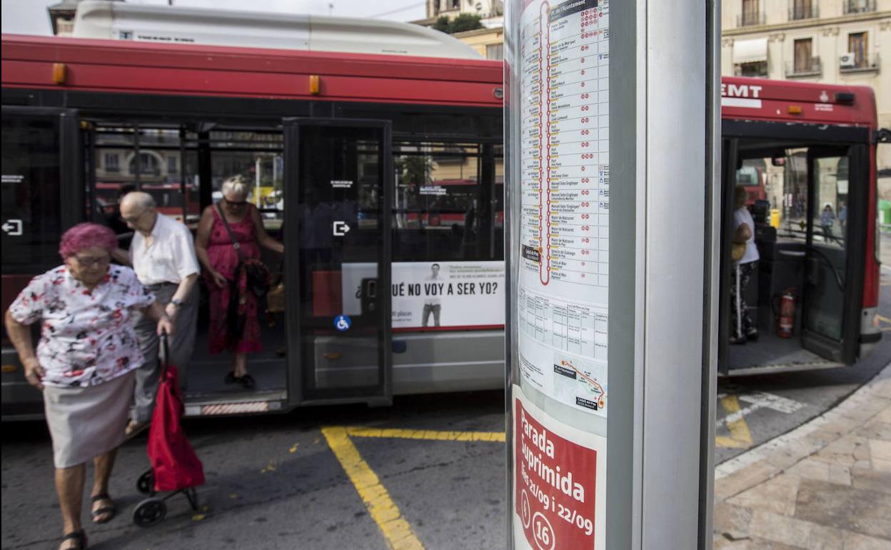 Pasajeros bajan de un autobús de la EMT.