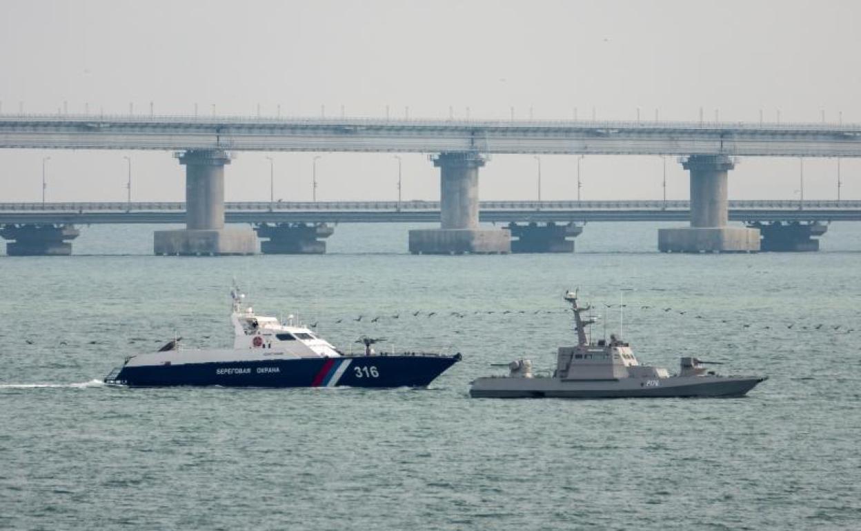 Un barco ucraniano incautado es remolcado por un buque de la Guardia Costera rusa fuera del puerto de Kerch. 