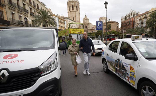 Imagen principal - 1. Tráfico. El plan persigue la peatonalización de la mayor parte de los espacios. 2. Terrazas. Ninguna plaza está exenta de terrazas de bares, como la ocurre junto a la Lonja. Su regulación no ha dejado contentos ni a vecinos ni a hosteleros. El plan hace otro intento. 3. Turismo. Los servicios para visitantes son cada vez más protagonistas.