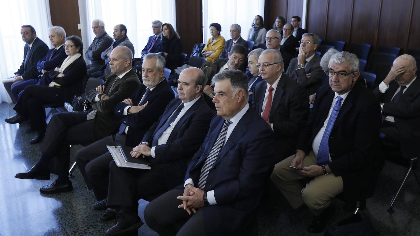 Los acusados, durante el juicio. 