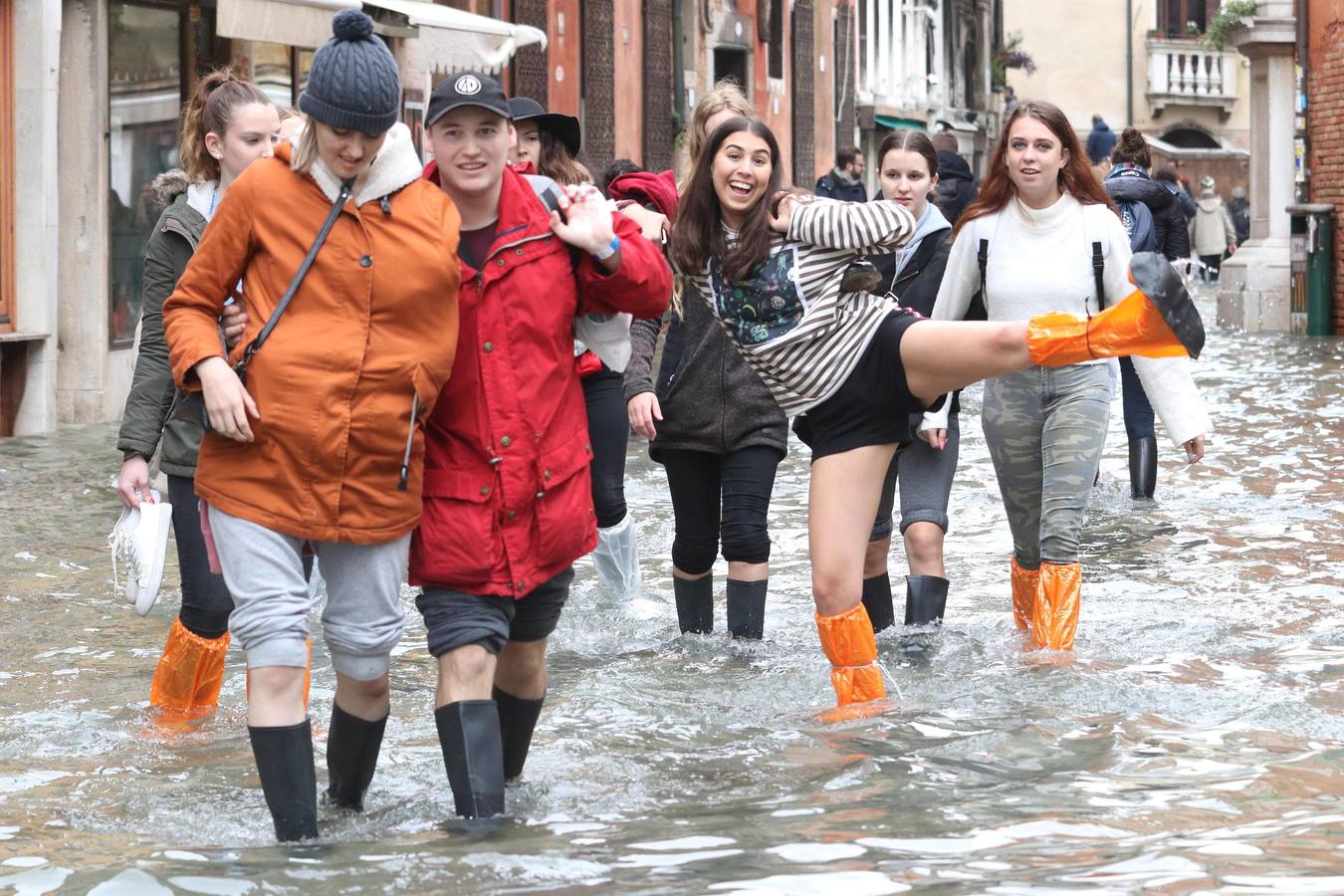 Los daños provocados por las excepcionales mareas altas ascienden a cientos de millones de euros