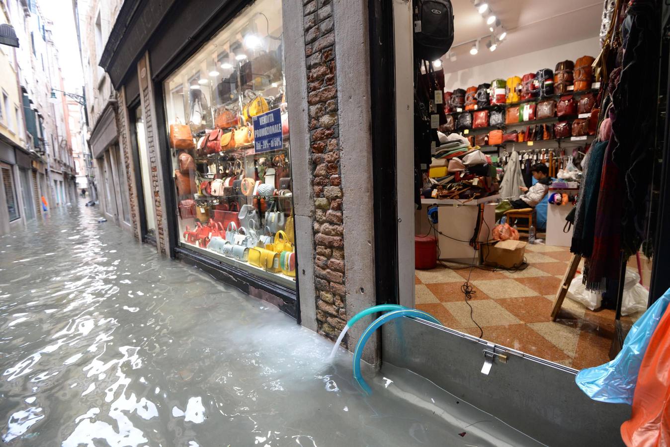 Los daños provocados por las excepcionales mareas altas ascienden a cientos de millones de euros