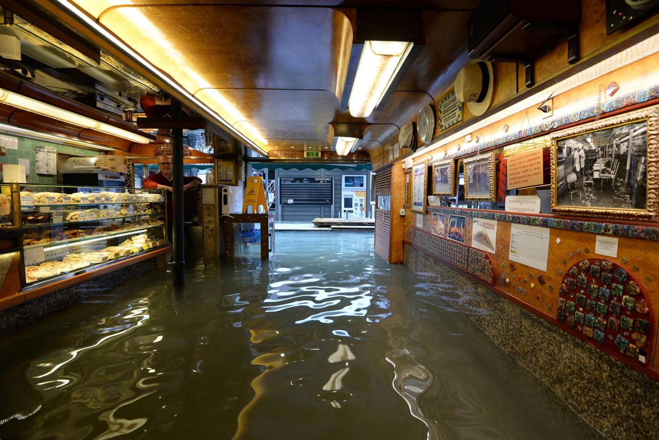 Los daños provocados por las excepcionales mareas altas ascienden a cientos de millones de euros