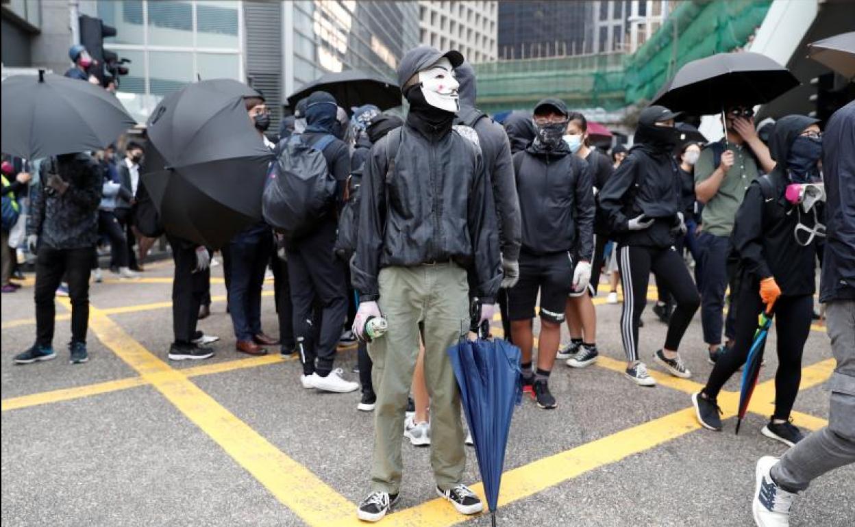 Un manifestante con máscara en Hong Kong. 