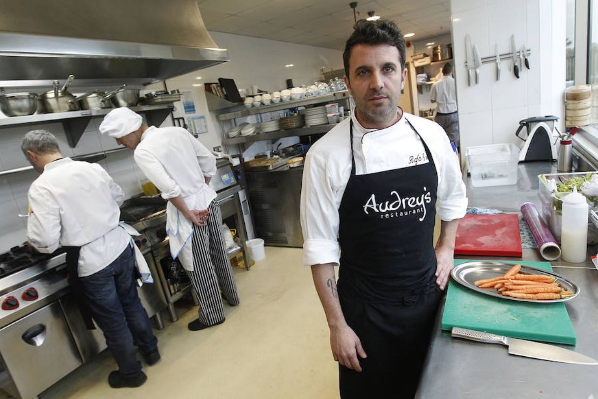 El restaurante Audrey's (Calpe) y su chef Rafa Soler (en la imagen). La estrella Michelin que consiguieron en los añós anteriores avala el incansable trabajo entre fogones del cocinero como embajador de la gastronomía mediterránea. Sus inicios de la mano de Martín Berasategui y Manolo de la Osa y su paseo por fogones de la talla del Drolma de Barcelona o L'Atelier de Joël Robuchon en París han dotado a sus platos de un toque actual y cosmopolita.