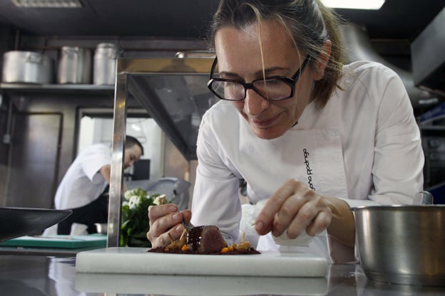 La Salita, de Begoña Rodrigo en Valencia, consigue en la guía 2020 su primera estrella Michelin. En la imagen, la chef en la cocina de su principal restaurante.