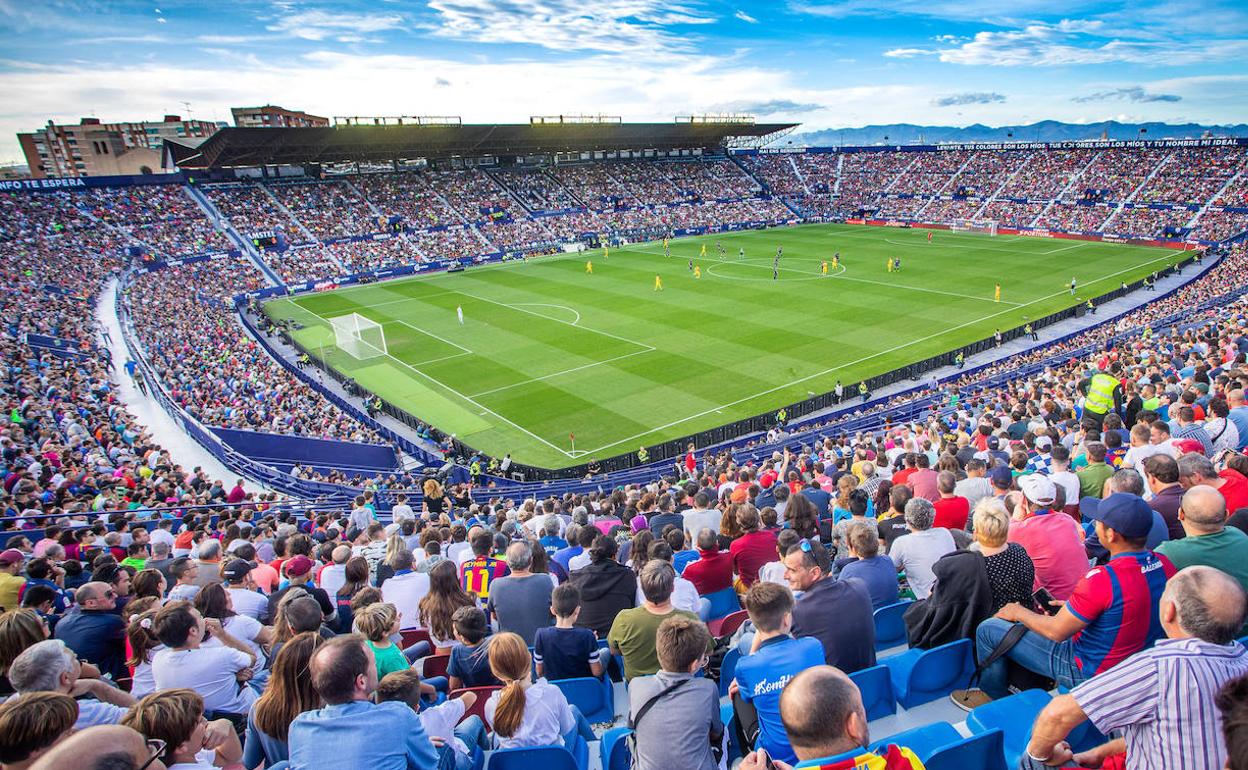 El Ciutat de València, a rebosar durante el partido entre el Levante y el Barcelona.