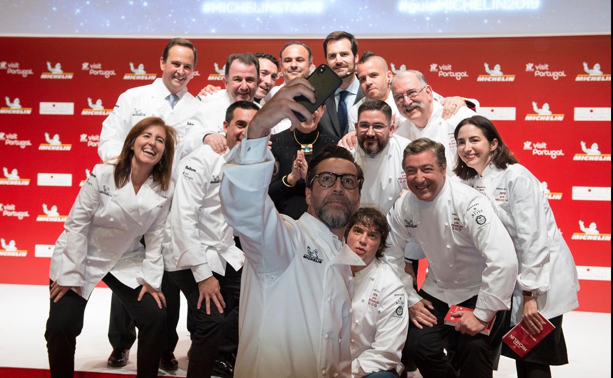 Quique Dacosta se hace un selfie junto al resto de 3 estrellas Michelín en una gala anterior. 