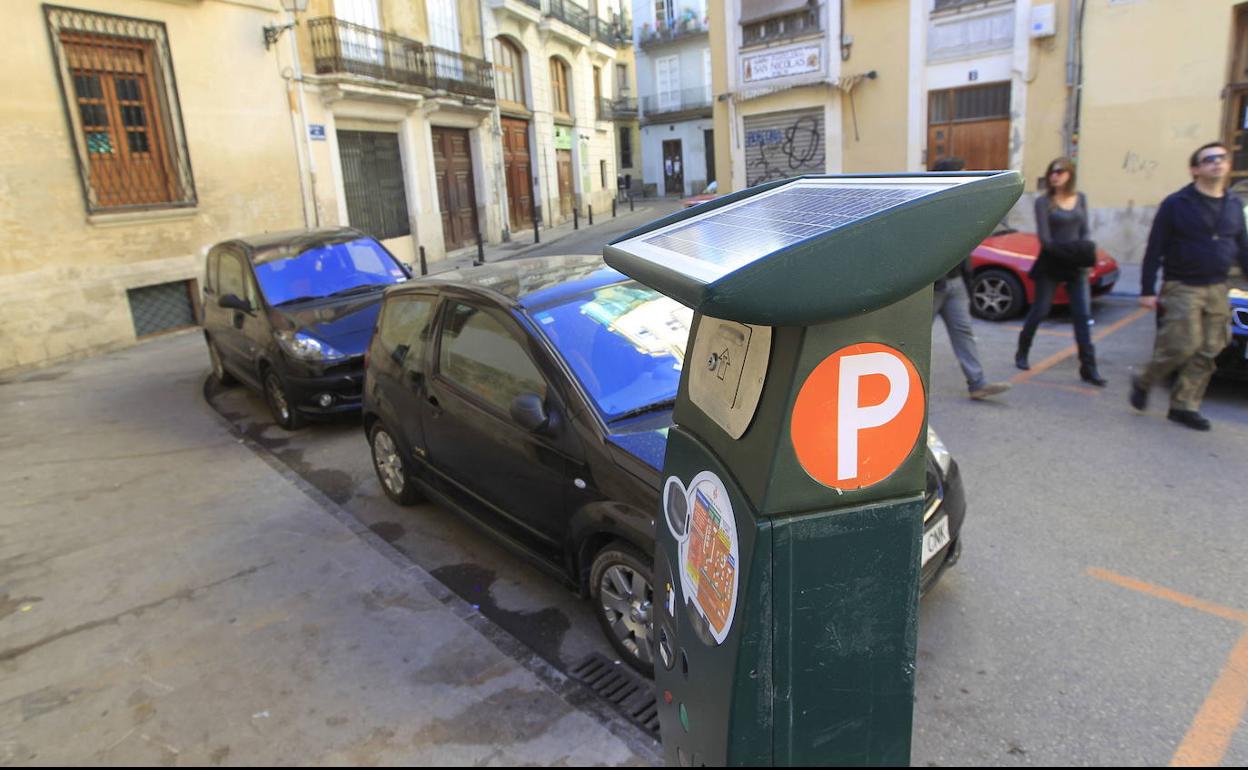 Un poste de la ORA de zona naranja en una calle del Carmen de Valencia.