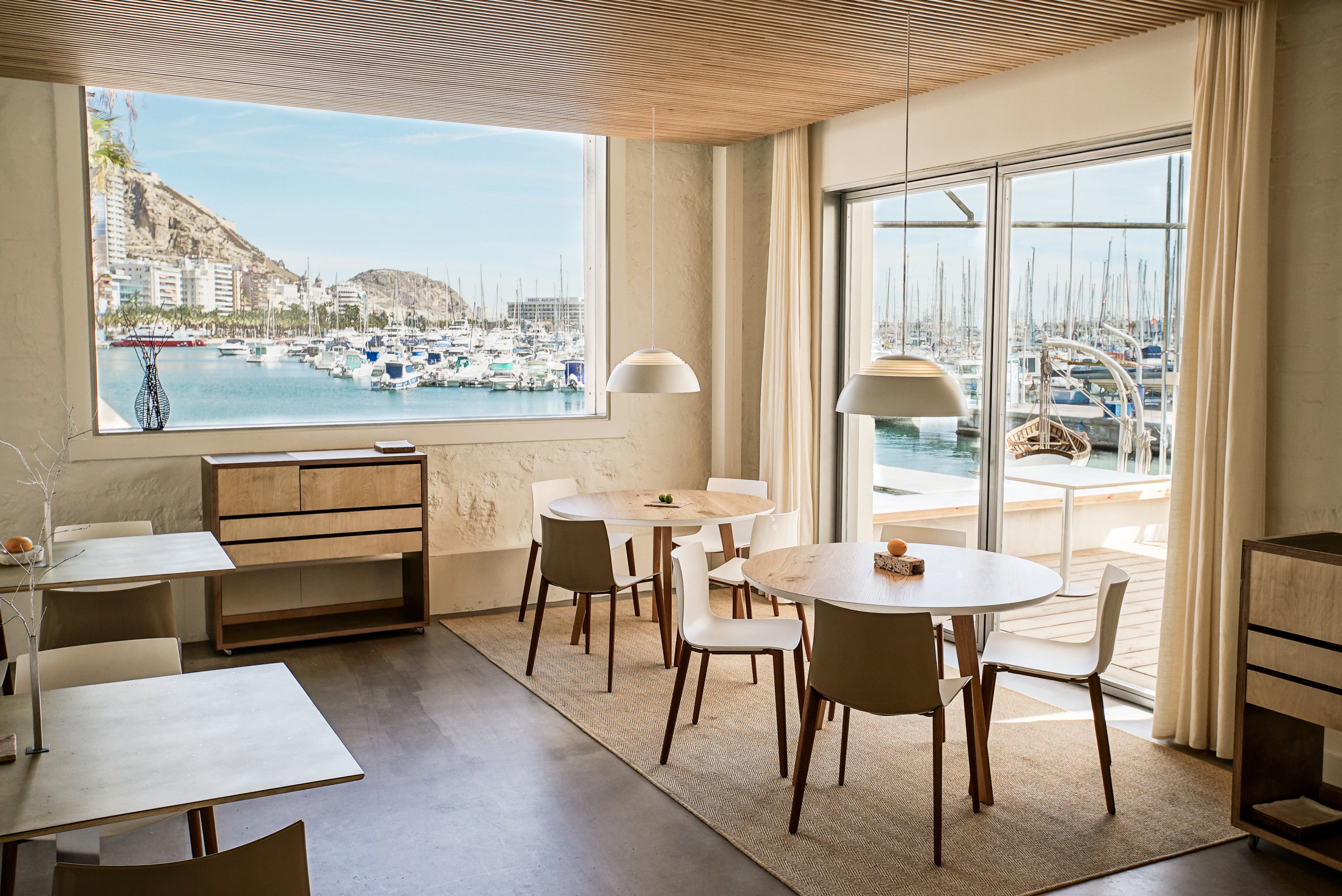 María José San Román se halla al frente del Restaurante Monastrell, en Alicante. Sus vistas al Mediterráneo son privilegiadas, pues se encuentra ubicado en el puerto y paseo marítimo de la ciudad, junto al Real Club de Regatas. Su cocina combina la innovación con la tradición mediterránea, y sus fieles aliados son los productos propios de nuestra gastronomía como el azafrán, los arroces o el aceite de oliva virgen extra.