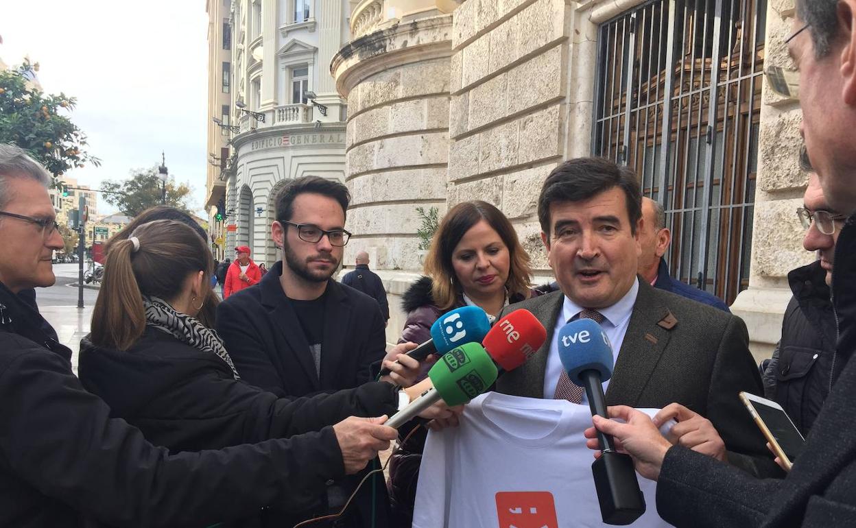 Fernando Giner, portavoz del grupo municipal de Ciudadanos, llegando a la puerta del Ayuntamiento con una camiseta con el eslogan: «desenchúfalos».