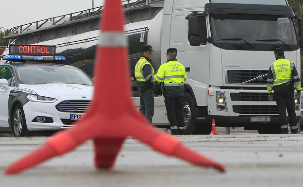 Un control de la Guardia Civil de Tráfico cerca de Valencia.