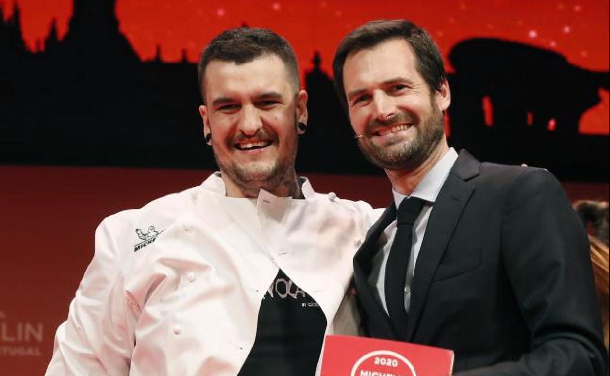 El representante del restaurante Gofio by Cícero Canary de Madrid, acompañado por el director internacional de la Guia Michelín, Gwendal Poullenec, tras recibir una estrella Michelín 