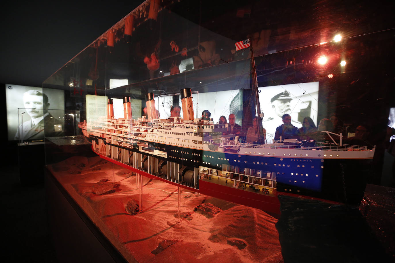 La exposición 'Titanic The Exhibition' abre sus puertas al público este viernes 22 de noviembre en Kinépolis, en el Centro de Ocio Heron City de Paterna. La colección incluye más de 200 objetos originales de alto valor histórico y reproducciones del interior del buque. La muestra es una propuesta cultural para todos los públicos y propone a lo largo de sus más de 1.000 metros cuadrados, un viaje emotivo y, sobre todo, muy humano a través de la historia de este icono del siglo XX.