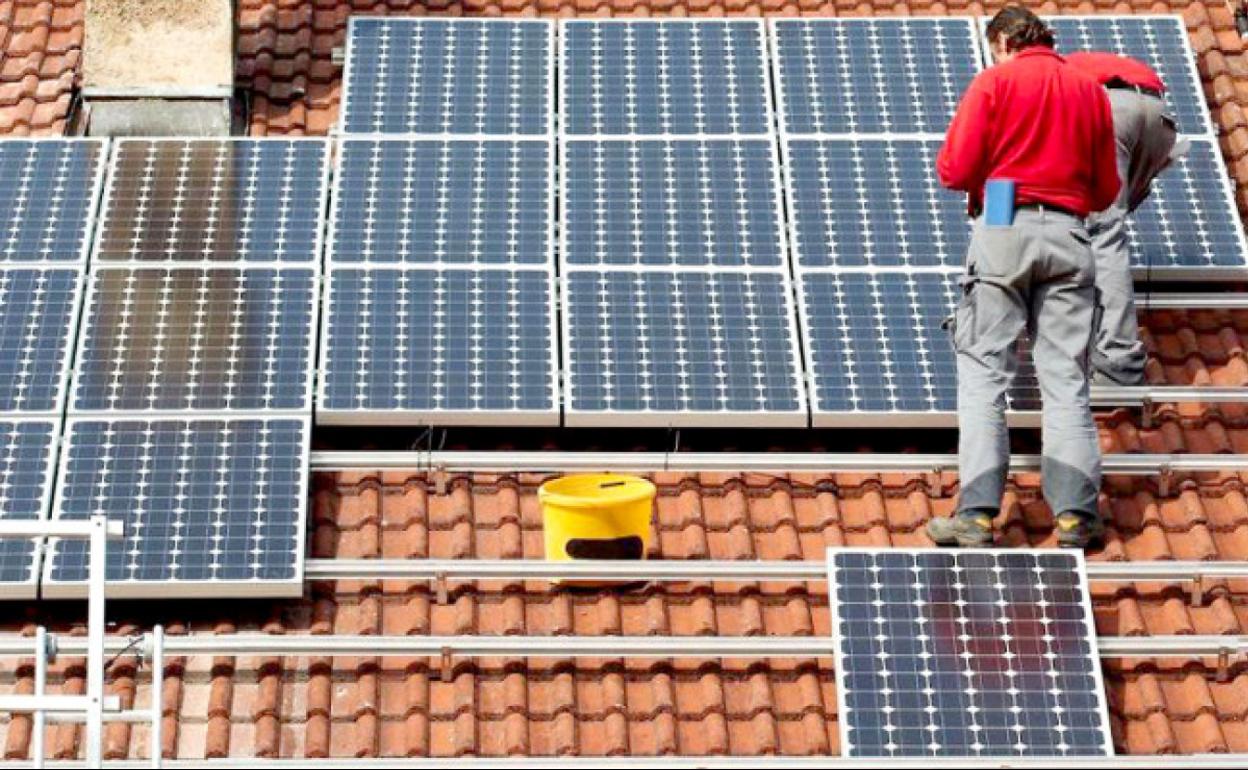 Paneles de energía solar en una vivienda.