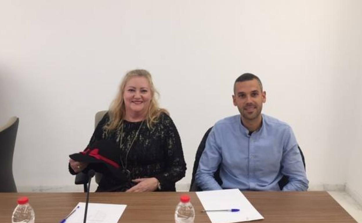 rini Miñana y el edil del PSPV David García, en el pleno de investidura. 