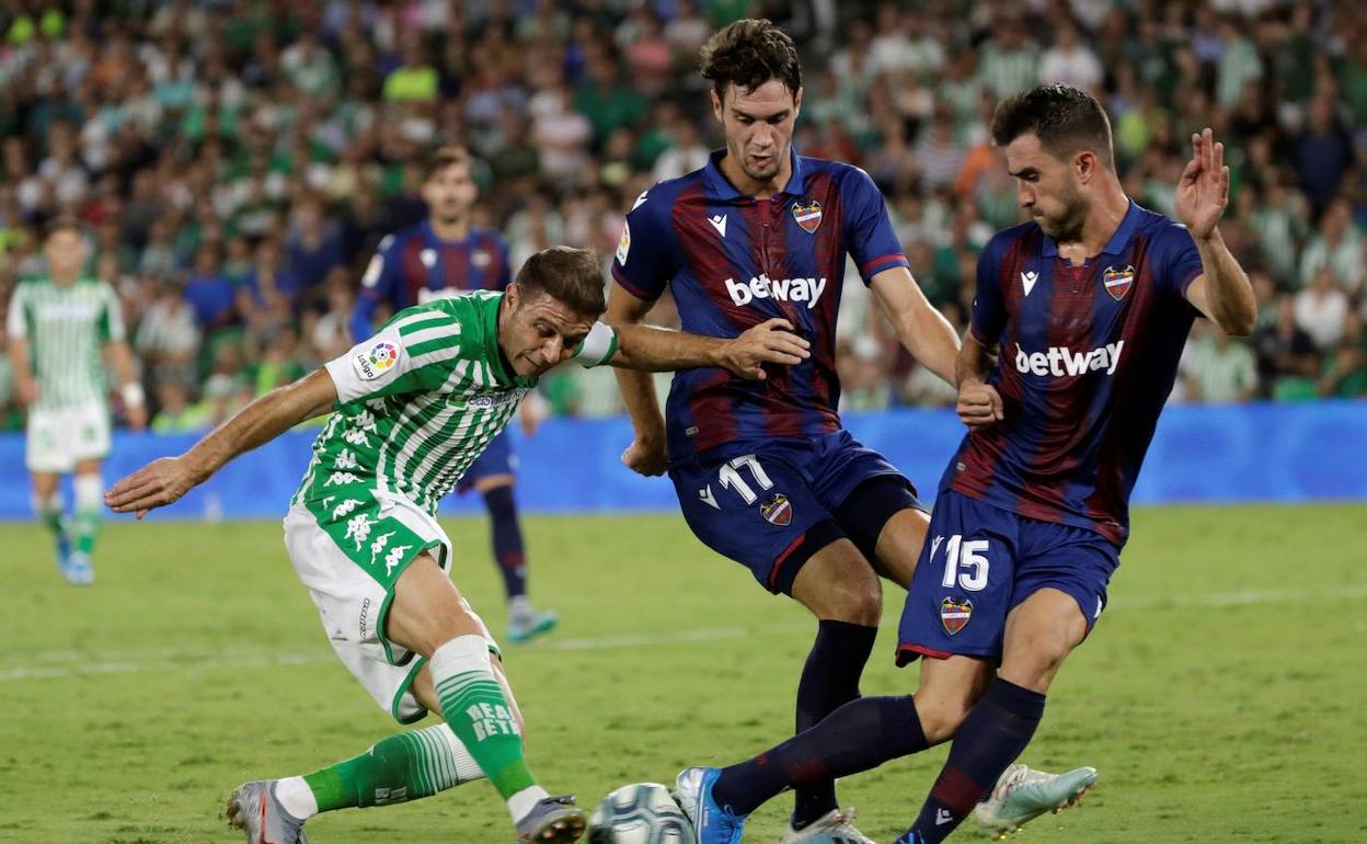 Vukcevic y Postigo presionan a Joaquín durante el partido contra el Betis. 