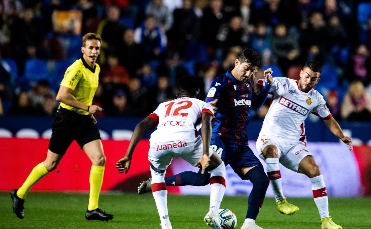 José Campaña golpea el balón ante Baba.